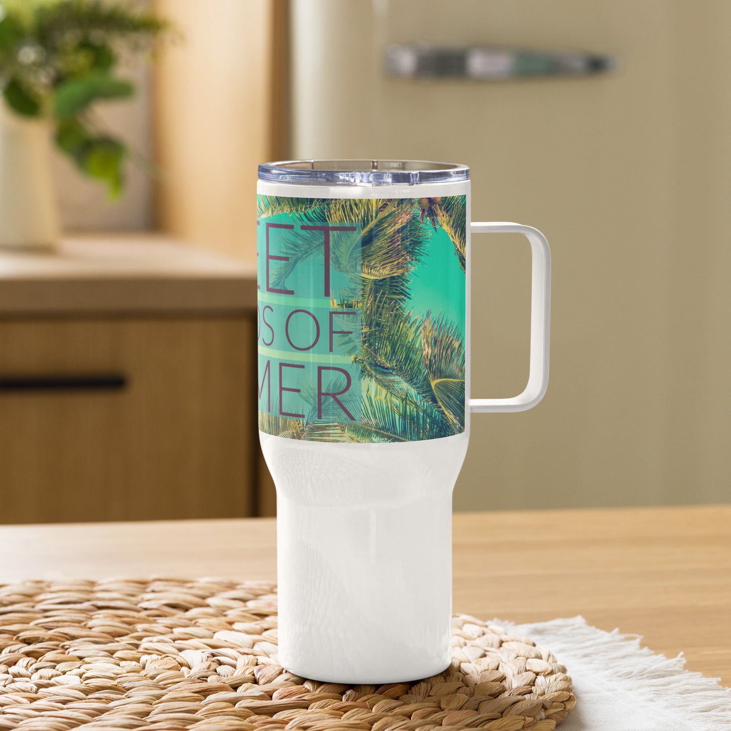 Travel mug with a handle