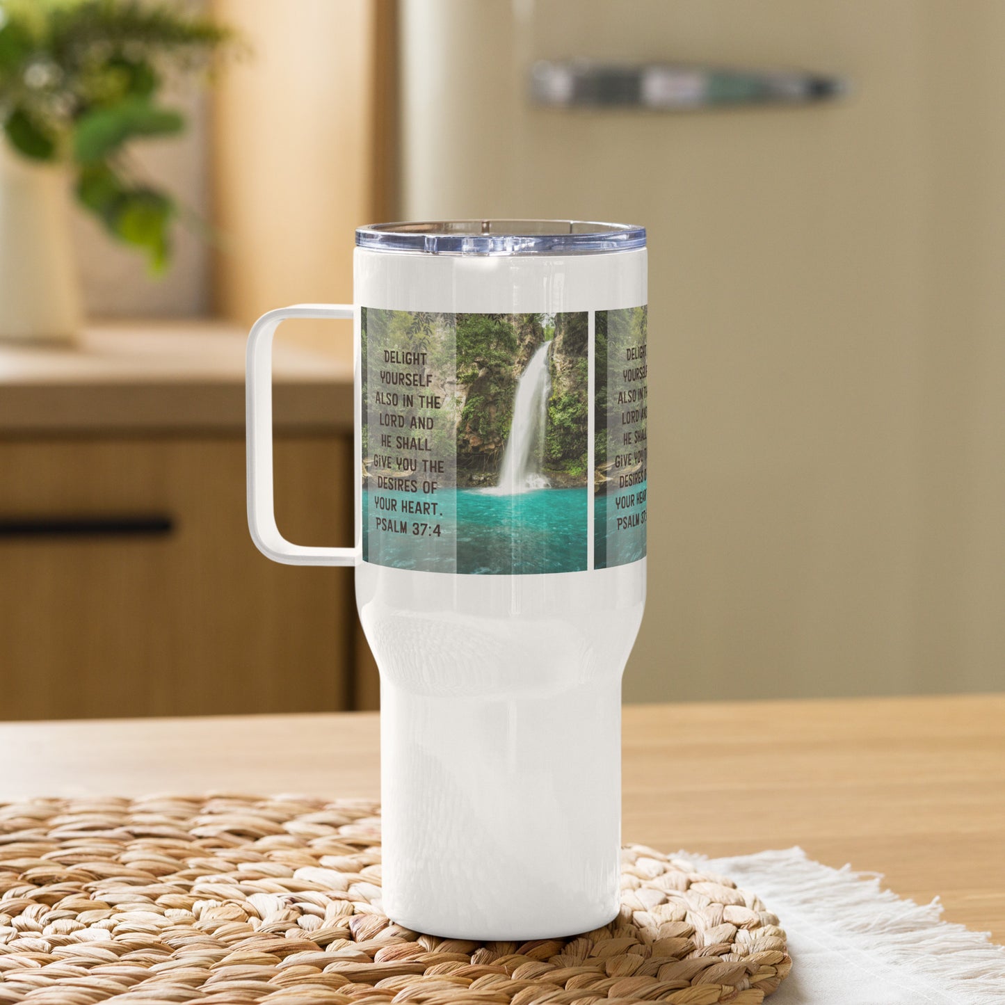 Travel mug with a handle